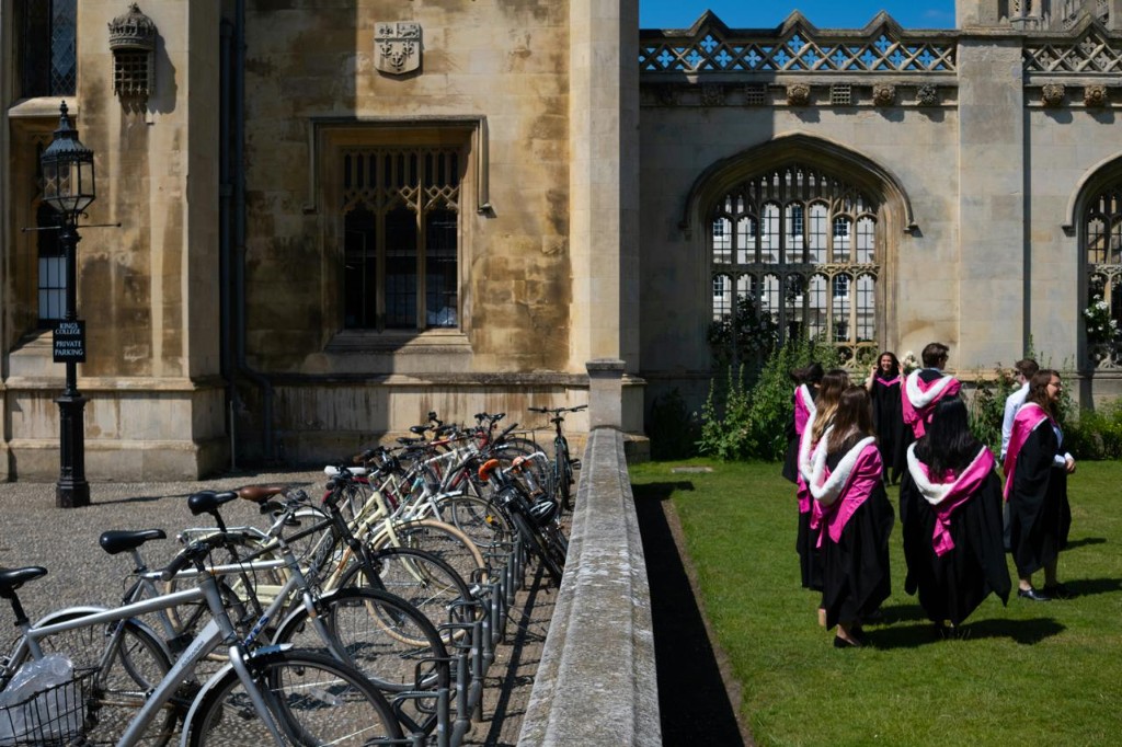 Students walking together on a UK campus